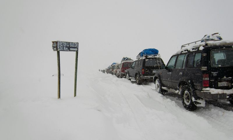 Autos varados por el temporal de nieve